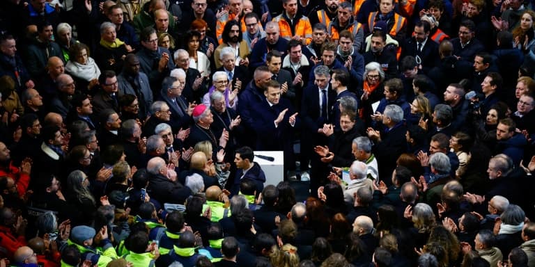 Le président Emmanuel Macron et les ouvriers de la reconstruction de la cathédrale Notre-Dame de Paris, le 29 novembre 2024