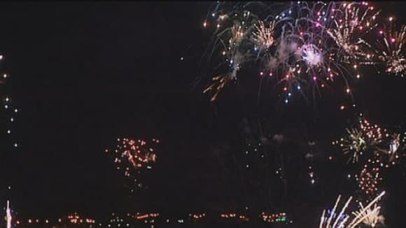Les feux d'artifice ont débuté à 23h15 en Normandie. Les feux d'artifice ont débuté à 23h15 en Normandie.