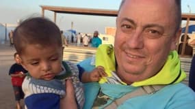 L'humanitaire britannique Alan Henning, ici portant un enfant syrien réfugié dans ses bras, est menacé de mort par Daesh. 