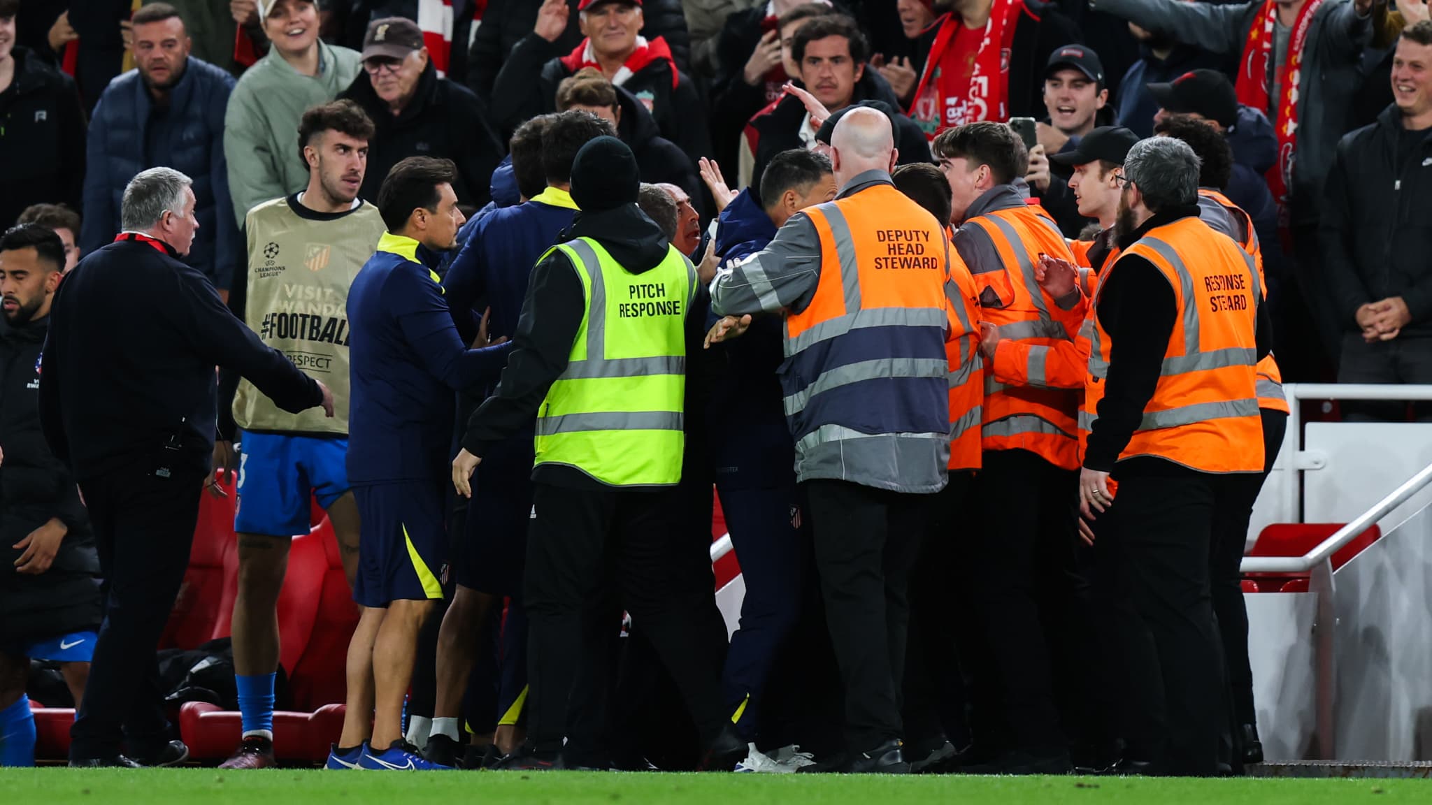 LIVERPOOL-ATLÉTICO: LES IMAGES DE L'ÉNORME CRAQUAGE DE SIMEONE, QUI PÈTE UN PLOMB AVEC LES SUPPORTERS DES REDS
