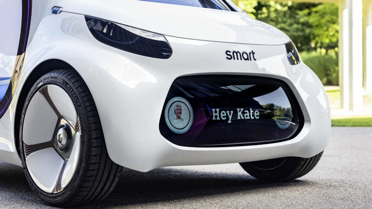 Un écran de 105cm sur 40 permet à la petite Smart de communiquer avec les autres usagers de la route. Un écran de 105cm sur 40 permet à la petite Smart de communiquer avec les autres usagers de la route.