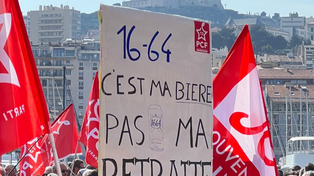 Les manifestants ont préparé des pancartes avec des messages forts pour protester contre la réforme des retraites.