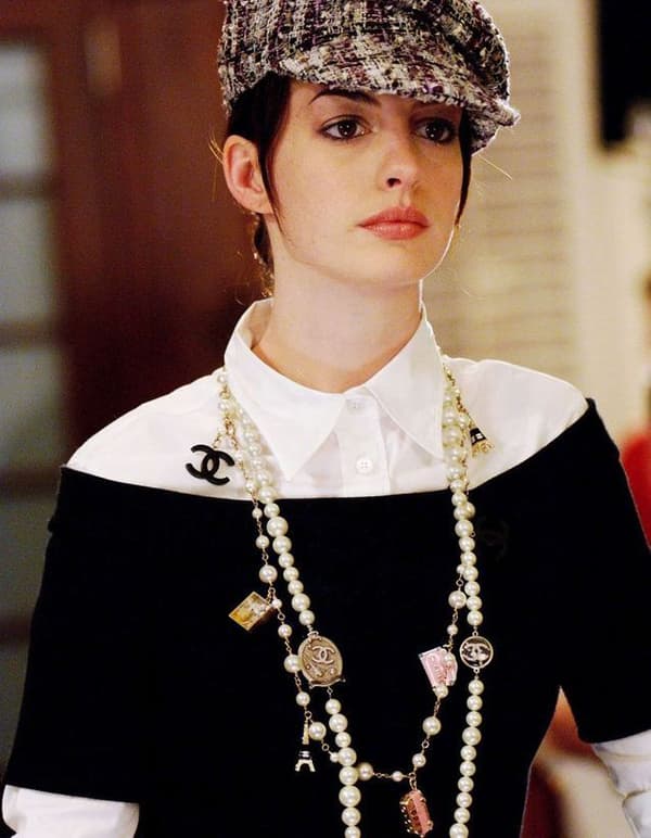 Le collier Chanel porté par Anne Hathaway lors du film Le Diable s'habille en Prada.