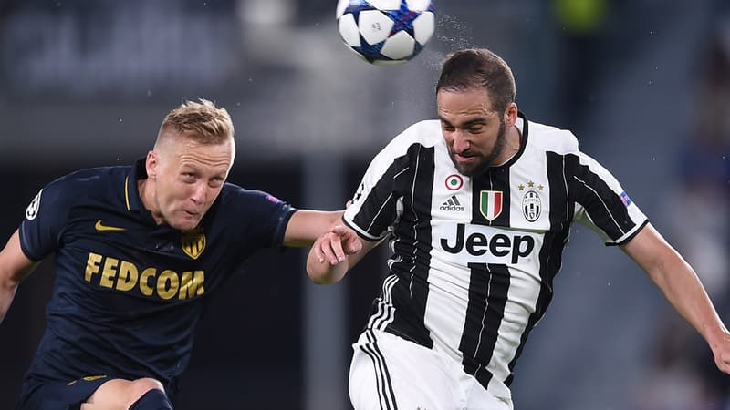 Kamil Glik et Gonzalo Higuain au duel