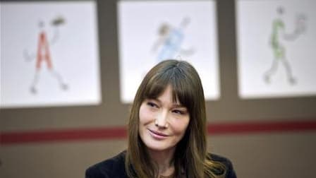 Dans un entretien au Parisien, Carla Bruni-Sarkozy dit rester "bouche cousue pour protéger quelque chose", sans confirmer ni démentir catégoriquement les rumeurs de sa grossesse. /Photo prise le 18 mars 2011/REUTERS/Lionel Bonaventure/Pool