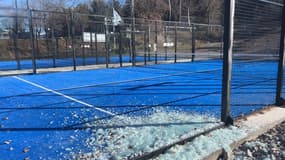 Un terrain de padel dégradé à Digne-les-Bains en décembre 2024.