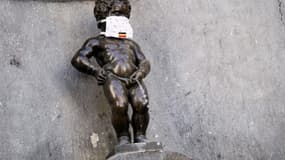 Le Manneken-Pis revêtu d'un masque. 