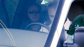 Le père de Gilad Shalit (à gauche) quitte son domicile à Mitzpe Hilla, en Israël. Les islamistes du Hamas ont remis mardi le sergent franco-israélien aux autorités égyptiennes, préalable à sa libération en échange de 477 prisonniers palestiniens. /Photo p