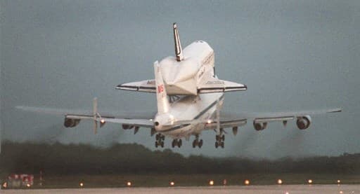 La navette américaine sur le dos d'un 747 La navette américaine sur le dos d'un 747