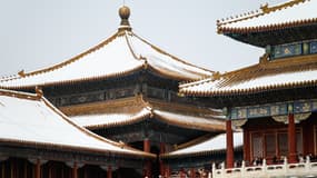 Des personnes visitent la Cité interdite un jour après une chute de neige à Pékin, le 21 février 2024.