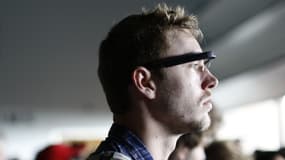 Le nouveau modèle de Google Glass bénéficie d'un tout nouveau design en s'adaptant à des lunettes existantes.