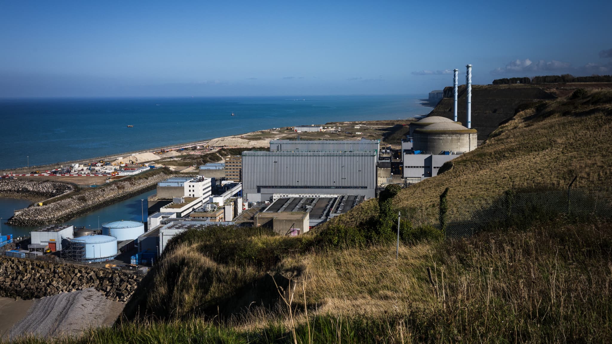 200 BULLDOZERS GÉANTS, 10.000 PERSONNES... SUR LE MÉGA-CHANTIER DE PENLY, ON CREUSE LES FALAISES DE CRAIE POUR ACCUEILLIR LES FUTURS RÉACTEURS NUCLÉAIRES EPR2
