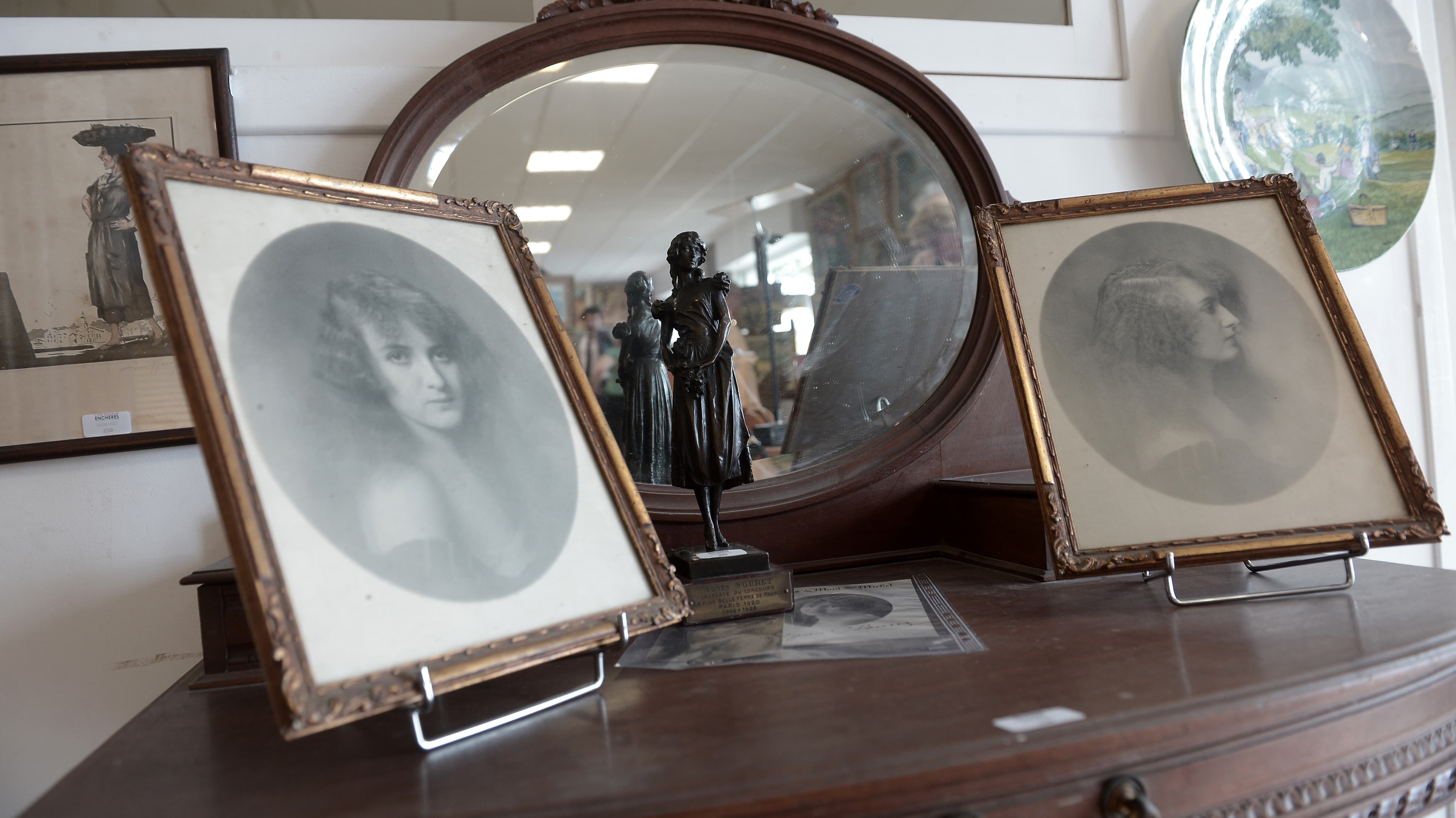 Des objets ayant appartenu à la première Miss France, Agnès Souret Des objets ayant appartenu à la première Miss France, Agnès Souret