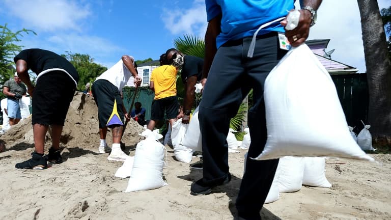 Des bénévoles remplissent des sacs de sable avant l'arrivée de l'ouragan Laura, le 25 août 2020 à La Nouvelle-Orléans, en Louisiane