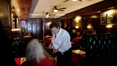 Maureen Donohue-Peters, propriétaire du Donohue's Steak House, a reçu un beau cadeau d'un de ses clients.