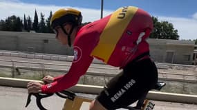 Jonas Abrahamsen de l'équipe Uno-X Mobility sur le Tour de France 2025 roulant avec une pastèque dans le dos