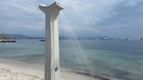 La ville d'Antibes brave l'interdit en ne coupant pas les douches de plage.