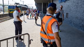 Des contrôles à la gare de Blankenberge (Belgique) après des émeutes sur la plage, le dimanche 9 août 2020.