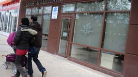 Un couple et son enfant passe devant la Caisse d'Allocations familiales de Montpellier, le 2 avril 2013. (photo d'illustration)