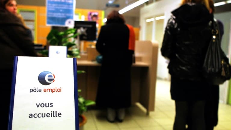 Le plan de relance annoncé par le Premier ministre comprend une enveloppe de 250 millions d'euros consacrés "au renfort" de Pôle emploi