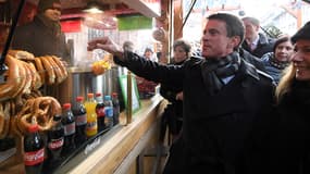 Manuel Valls, ici en pleine campagne électorale à Strasbourg le 22 décembre, pourrait bénéficier d'une mobilisation réduite à la primaire PS.