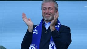 L'oligarque russe Roman Abramovitch propriétaire de Chelsea, applaudit ses joueurs après leur titre de champions d'Angleterre, remporté à l'issue du match de Premier League contre Sunderland, le 21 mai 2017 au Stade de Stamford Bridge à Londres
