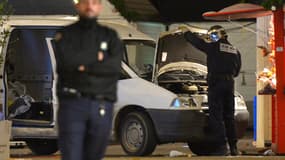 La camionnette qui a foncé sur la foule, lundi soir, à Nantes, inspectée par la police. 