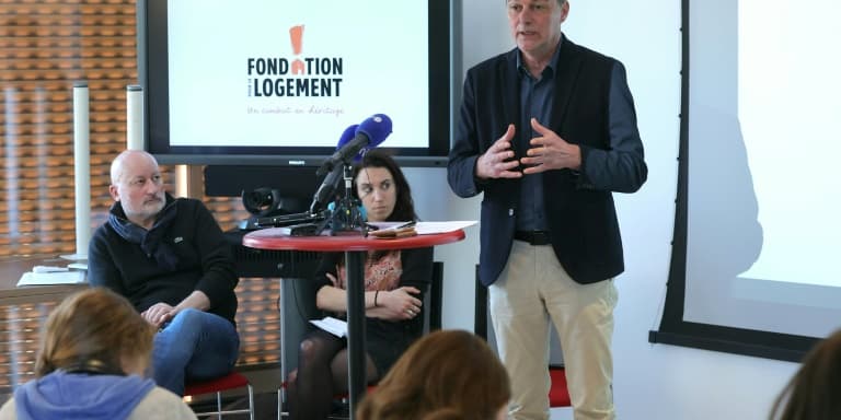Le délégué général de la Fondation pour le logement (anciennement Fondation Abbé Pierre) présente le nouveau logo lors d'une conférence de presse à Paris, le 17 mars 2025.