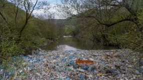 Des déchets plastiques flottent sur la rivière Morava à Pogragje au Kosovo, le 22 avril 2023 (illustration)