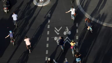 Des cyclistes sur la route (image d'illustration)
