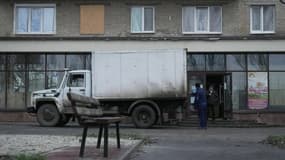 Vova, lors de sa tournée de distribution de pain à Bakhmout, en Ukraine. 