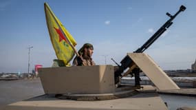 Un combattant kurde à Al Hasakah en Syrie, le 23 janvier 2026