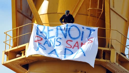 L'homme est retranché depuis vendredi matin à une quarantaine de mètres de hauteur sur une grue.