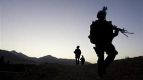 Soldats français et afghans en Afghanistan. Un soldat français a été tué dans ce pays par le déclenchement d'un engin explosif improvisé. /Photo d'archives/REUTERS/Shamil Zhumatov