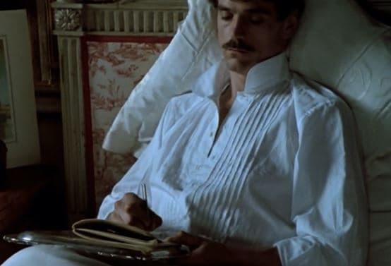 Jeremy Irons interprétant Swann dans Un Amour de Swann, adapté par Volker Schlondorff en 1984. 