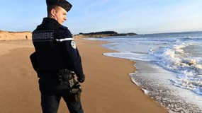 Un gendarme patrouille sur une plage fermée au public à Guidel, le 15 novembre 2019, à la recherche de ballots de cocaïne échoués