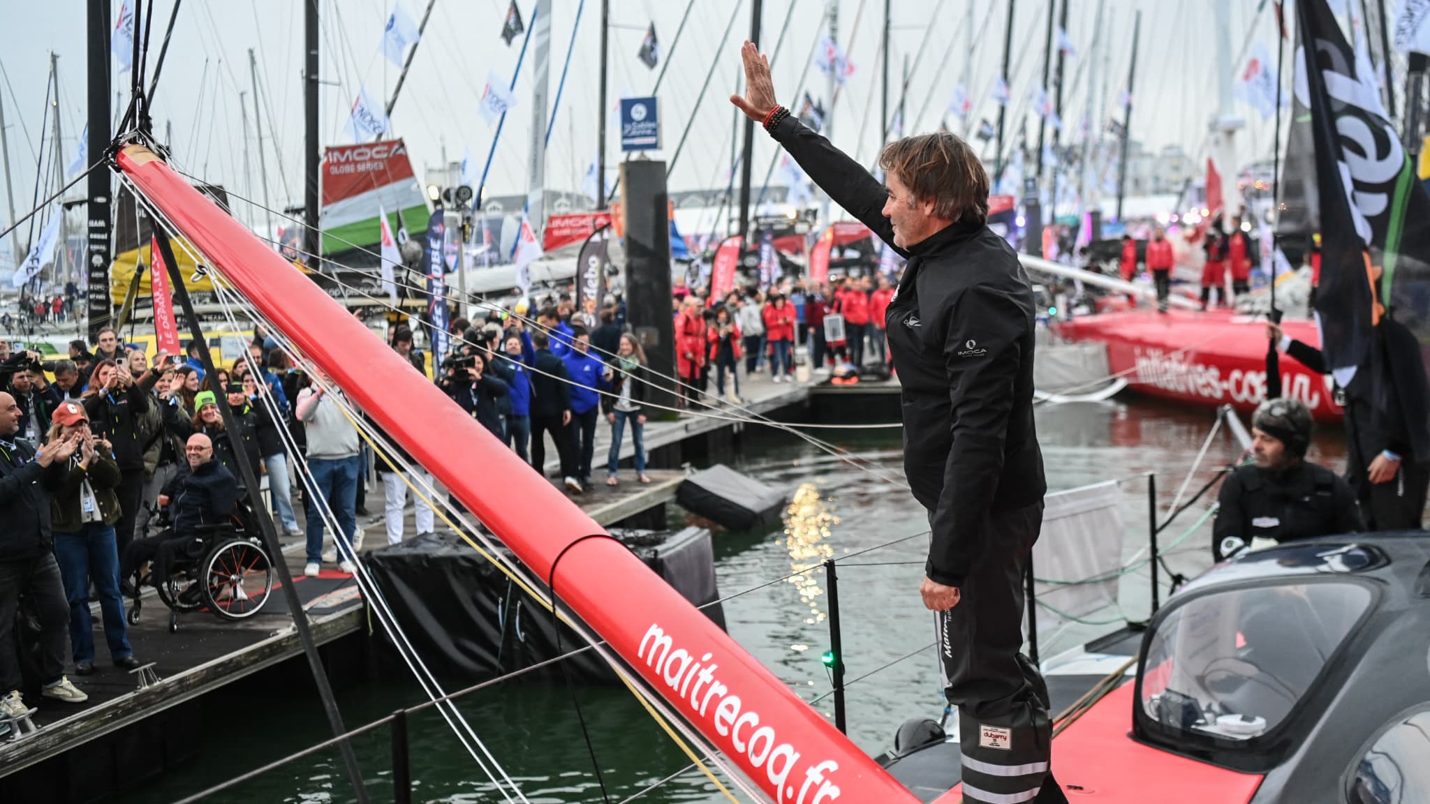 Le vainqueur de la dernière édition 2021, Yannick Bestaven, au départ aux Sables d'Olonne, le 10 novembre 2024. Le vainqueur de la dernière édition 2021, Yannick Bestaven, au départ aux Sables d'Olonne, le 10 novembre 2024.