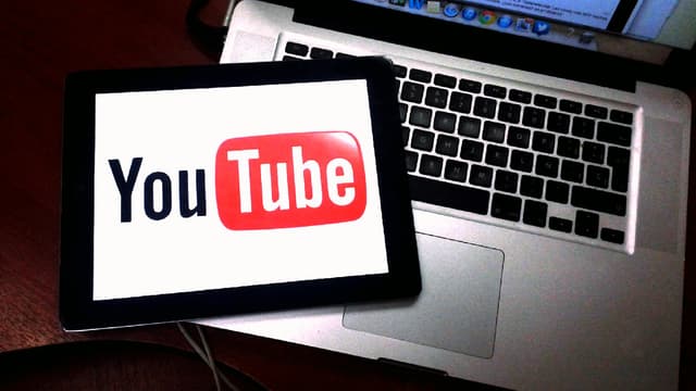 Contre l'avis du gouvernement, les sénateurs ont adopté la "Taxe YouTube" inscrit dans le budget rectificatif 2017. (image d'illustration)