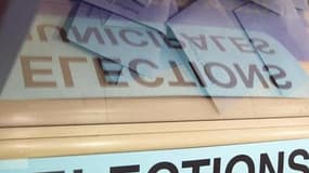 Le Parti socialiste ne croit pas à une "vague bleue" UMP aux élections municipales de début 2014 et pense faire mieux que résister, tout en s'attendant à voir le Front national prendre la tête de l'opposition dans des villes moyennes. /Photo d'archives/RE