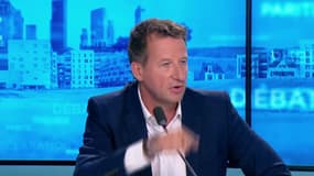 "Macron porte plainte contre un paparazzi quasiment le même jour ou Madame Macron fait la Une de ELLE"