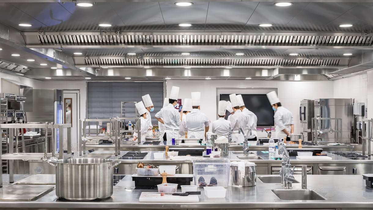 Les cuisines de l’École Ducasse Paris Campus à Meudon.