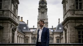 Le maire écologiste de Lyon Grégory Doucet pose le 28 juin 2021 à l'hôtel de ville de Lyon