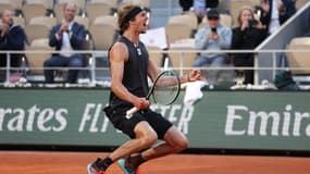 L'Allemand Alexander Zverev célèbre sa victoire contre l'Espagnol Carlos Alcaraz à l'issue de leur quart de finale masculin en simple, lors de la dixième journée du tournoi de tennis Roland-Garros Open, sur le Court Philippe-Chatrier à Paris, le 31 mai 2022.