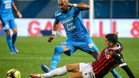 Le milieu de terrain marseillais Dimitri Payet évite le tacle de son homologue niçois, l'Algérien Youcef Atal, lors de leur match de Ligue 1, le 27 octobre 2021 à Troyes