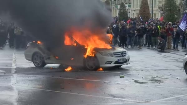 Une voiture en feu le 13 avril 2023 à Rennes en marge de la 12e journée de mobilisation contre la réforme des retraites