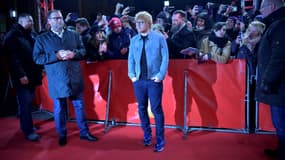Ed Sheeran sur le tapis rouge, son garde du corps non loin de lui