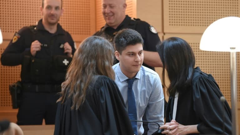 Le Chilien Nicolas Zepeda, avec ses avocates dans la salle d'audience du tribunal de Besançon, le 29 mars 2022