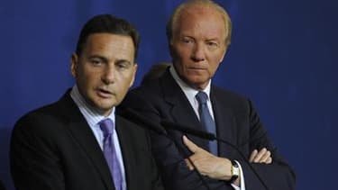 Le ministre de l'Immigration Eric Besson et son collègue de l'Intérieur Brice Hortefeux. Au lendemain d'une journée de manifestations contre sa politique sécuritaire, le gouvernement français s'est dit déterminé dimanche à maintenir le cap et à poursuivre