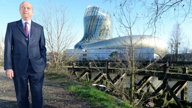 Alain Juppé devant la Cité du Vin, le grand musée dédié à la viticulture inauguré en 2017 et qui a coûté 81 millions d'euros. 