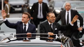 Le roi Mohammed VI et Emmanuel Macron saluent la foule à Rabat ce 28 octobre 2024.